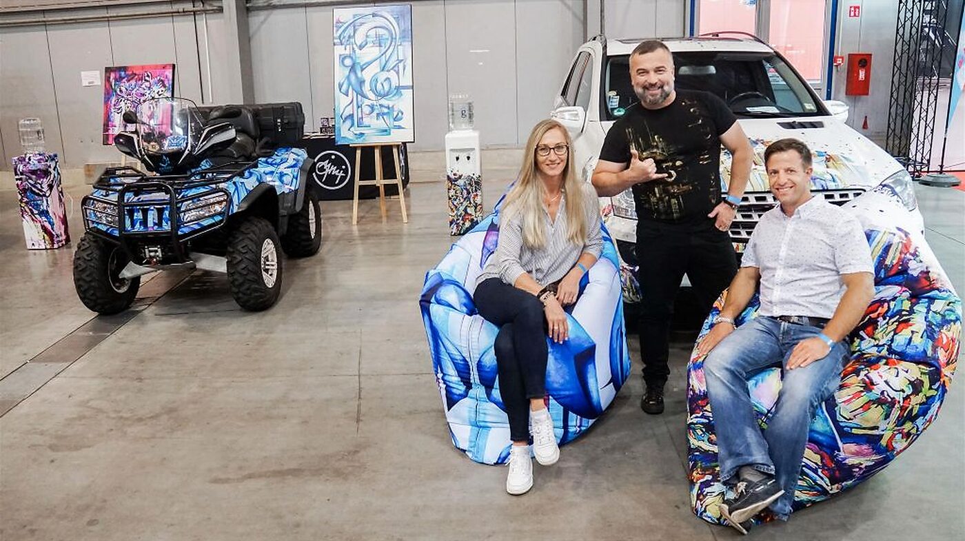 Sitzobjekte und Quad, Escape6 Car Festival, bemalte Sitzobjekte