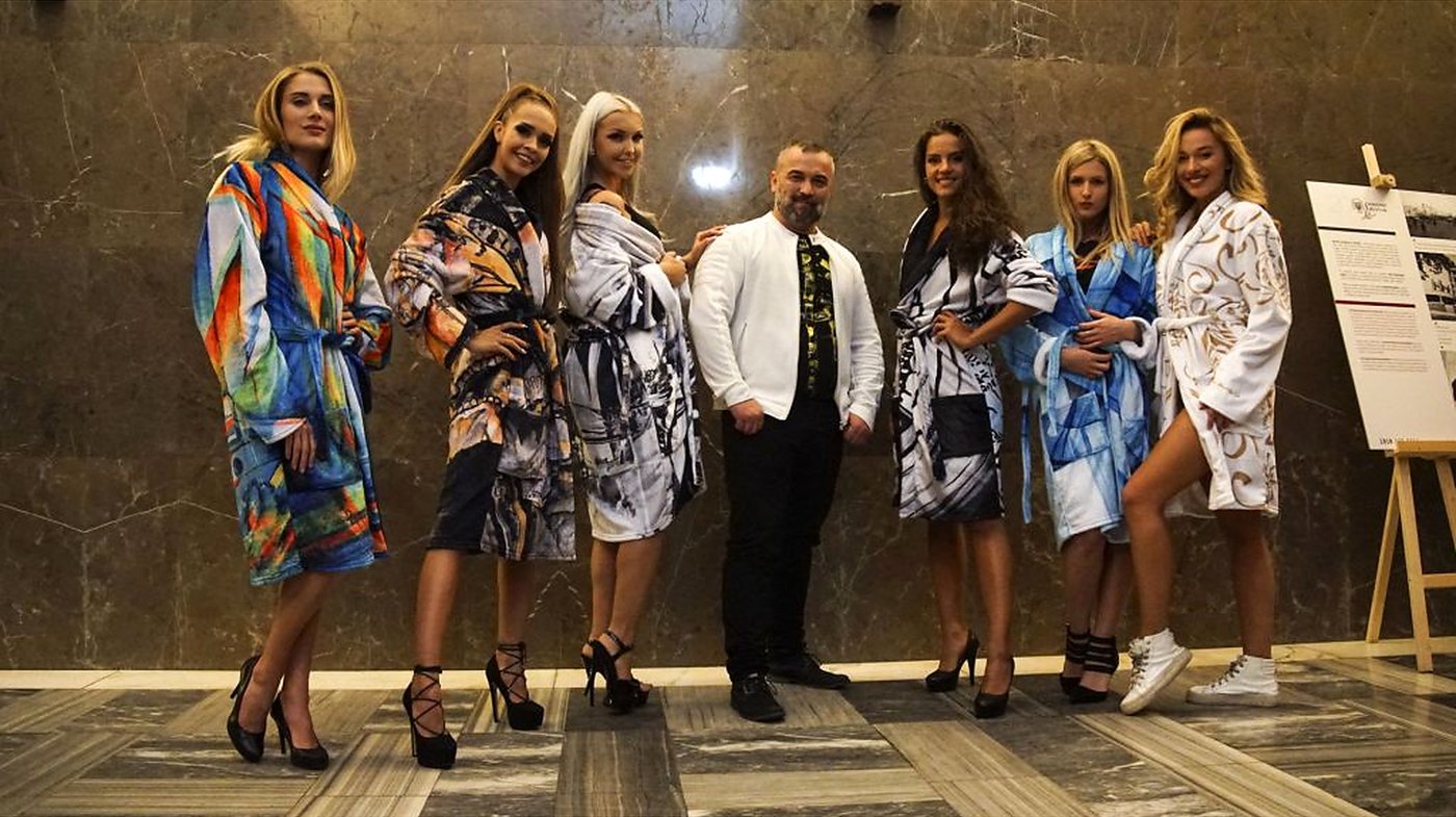 Models in Body Wraps with motifs by Joe Muczka jr., the artist in the centre