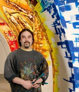 Joe Muczka jr. in front of his mural in the Episcopal Seminary Würzburg