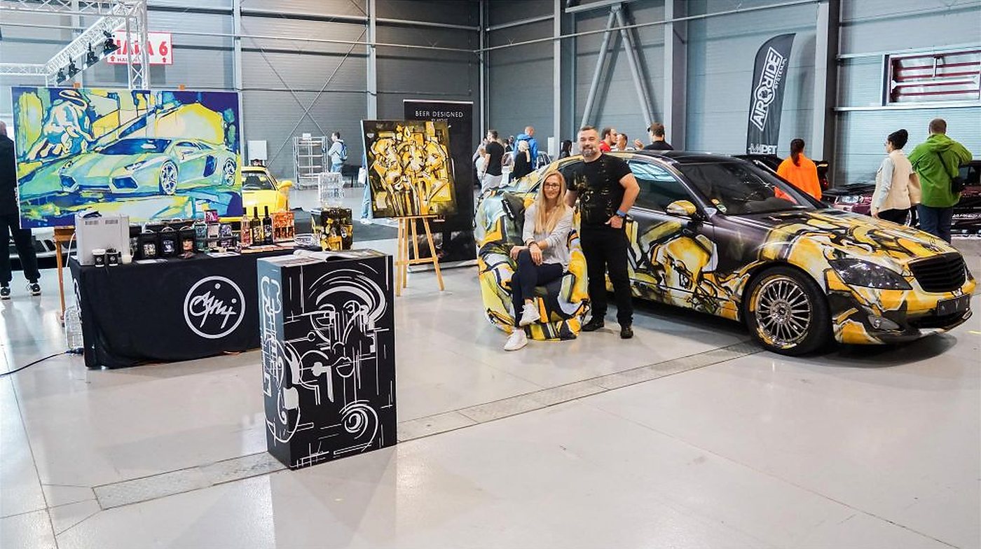 Foliertes Fahrzeug mit einem Motiv von Joe Muczka jr. in einer Ausstellungshalle