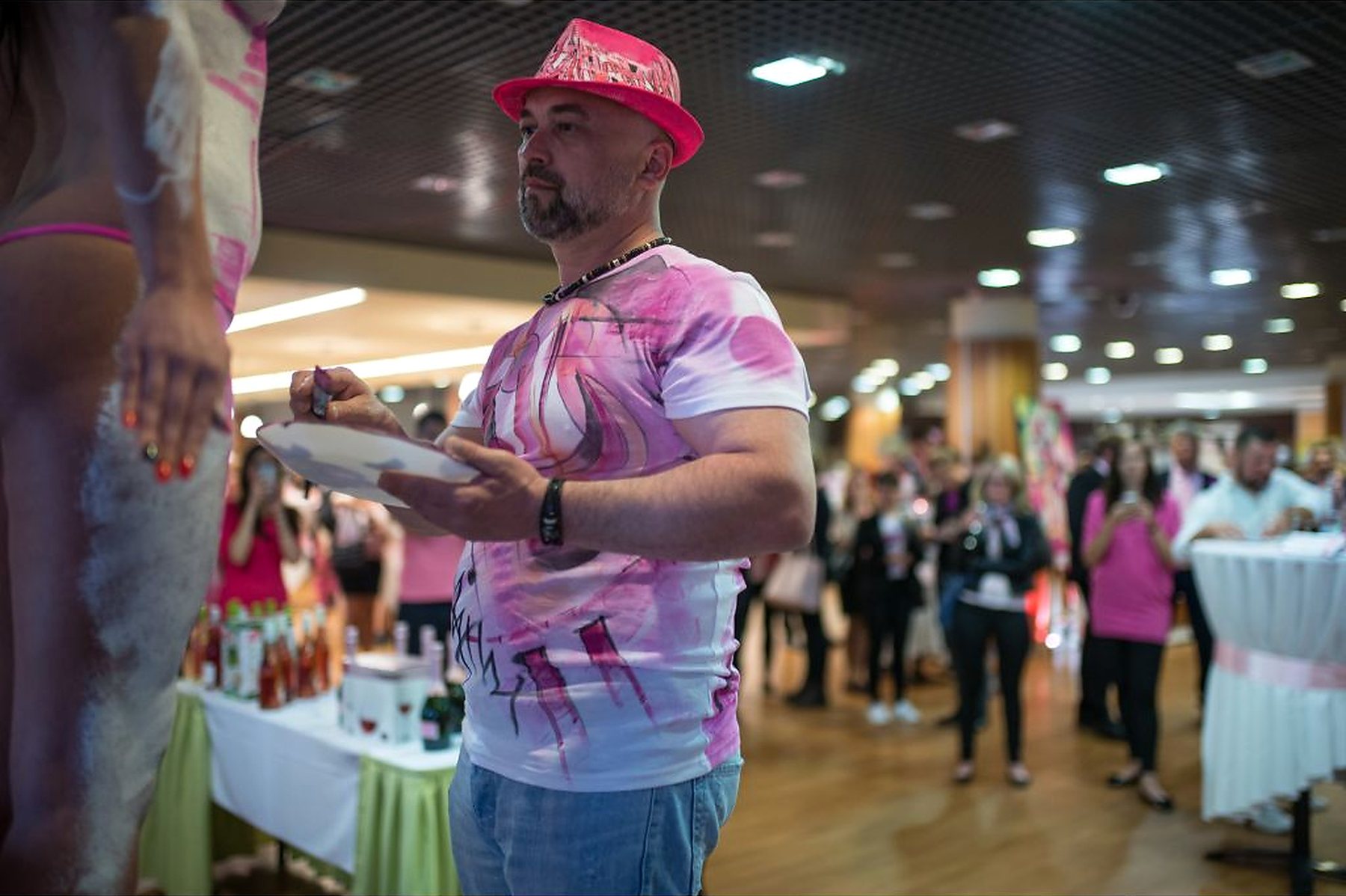 Joe Muczka jr. beim Bodypainting vor Publikum an einem Anlass