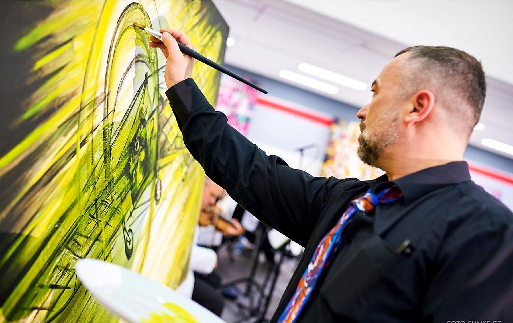 Joe Muczka jr. beim Live Painting an einer grossformatigen Leinwand