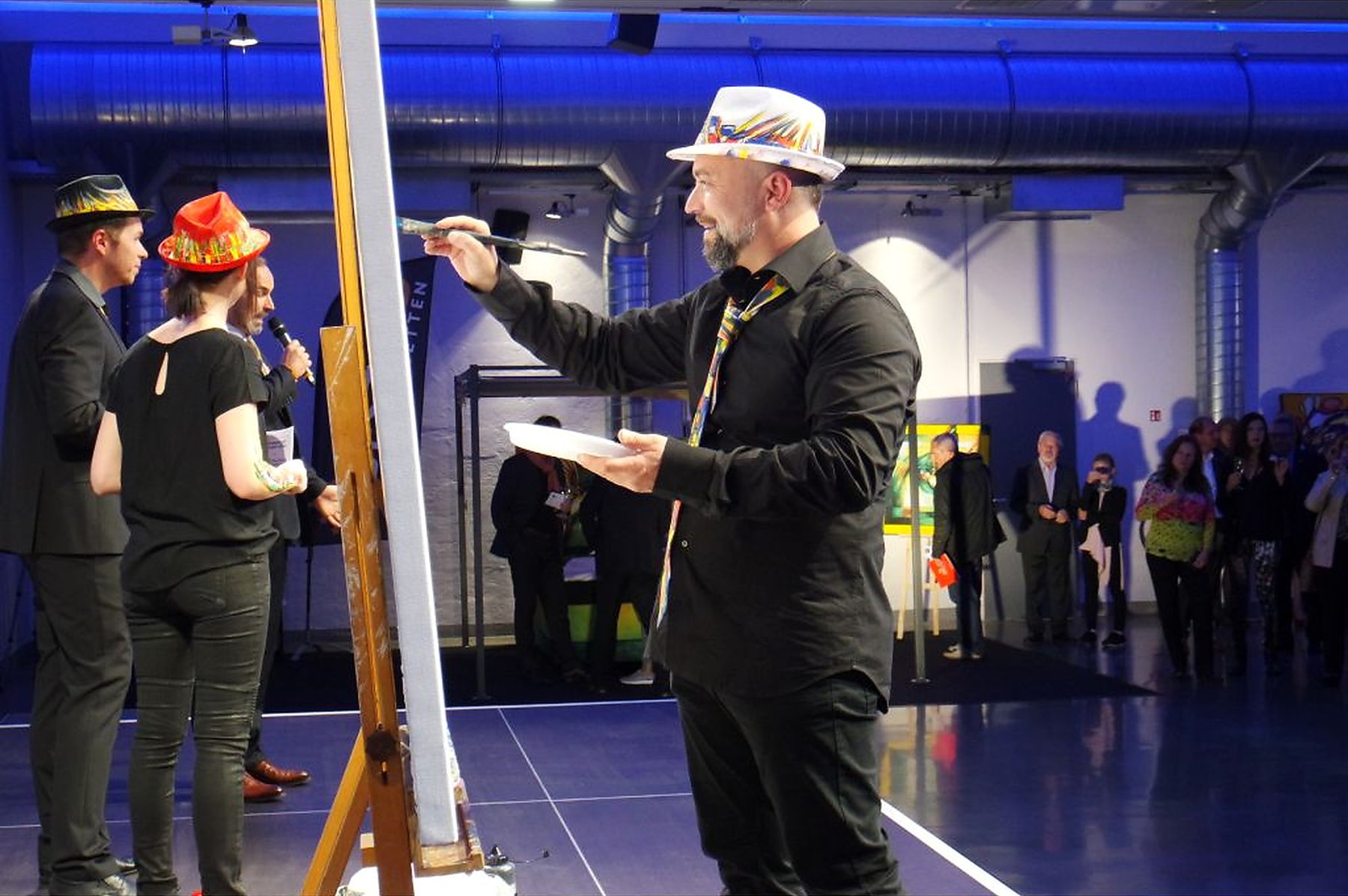 Joe Muczka jr. maluje před publikem na plátno, Vogel Convention Center Würzburg